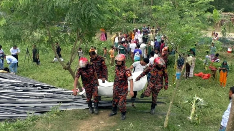 কালিহাতীতে ট্রাক উল্টে নিহত ১৫ জনের লাশ স্বজনদের কাছে হস্তান